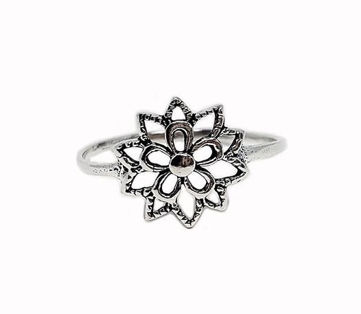 inel din argint finut cu floare
